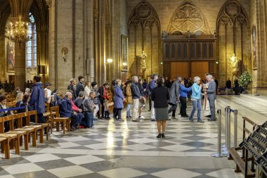 Paris, Fransa - Mayıs, 2017 yaklaşık: ünlü Notre Dame Katedrali'nin dini cemaat rithual insanlarla iç. Notre Dame 130 metre uzunluğunda, bu 48 metre genişliğinde, 35 metre yüksekliğinde