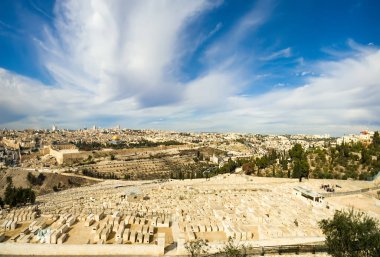 Mount of Olives Yahudi mezarlığı panoramik manzara Kudüs eski şehrine. İlk tapınak dönemi 70.000 mezarları bazıları ünlü Yahudi tarihinin rakamlar içerdiği çünkü en eski ve önemli Mezarlığı'nda İsrail