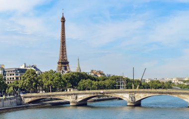 Paris, Fransa - Mayıs, 2017 yaklaşık: gündüz, ikonik Eyfel Kulesi manzarasına