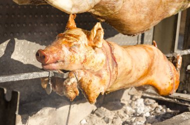 üzerinde şiş ızgara domuz