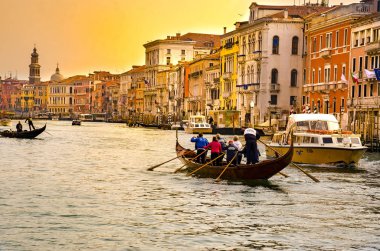 Venice, İtalya - Mart, 2016 yaklaşık: sekiz kişilik mürettebatıyla olduğunu eğitim bir kürek teknesinde günbatımı, gündoğumu, Venedik, İtalya