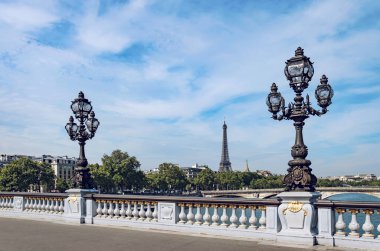 Eyfel Kulesi ve köprü Alexandre III latterns Seine Nehri, Paris, Fransa'nın bir kartpostal üzerinden