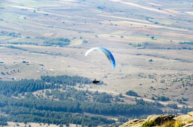 Vadi üzerinde havada uçan yamaçparaşütü görünümünü