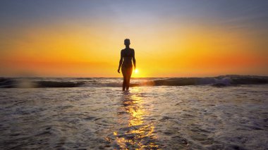 kadının tatil günbatımı zemin üzerine sahil şeridi üzerinde 