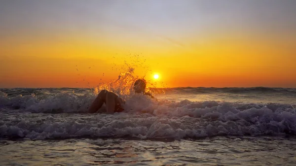 Vrouw Genieten Van Vakantie Aan Kust Zonsondergang Achtergrond — Stockfoto