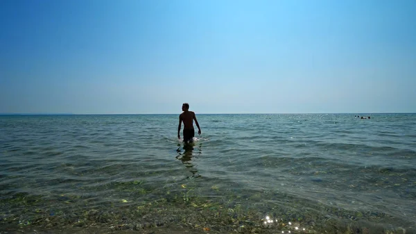 Όμορφος Αθλητής Αρσενικό Περπατώντας Έξω Από Νερό Στην Παραλία Της — Φωτογραφία Αρχείου