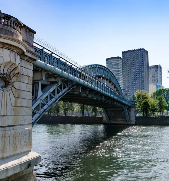 パリの新しい近代的なセーヌ川地区と Ile Aux Cygnes 鉄道橋を構築 — ストック写真