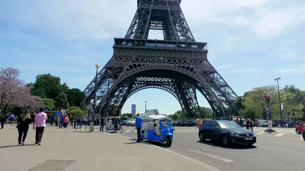 París Francia Circa Mayo 2017 Vista Gente Cerca Torre Eiffel — Foto de Stock