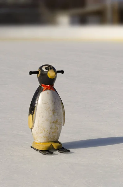 Figura Pinguim Usado Para Ajudar Iniciantes Leasons Patinação Gelo — Fotografia de Stock