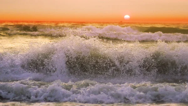 Storm Waves Splashing Beach Sunset Background — Stock Photo, Image