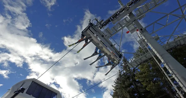 Sciatore Snowboarder Sella Fino Alla Cima Della Montagna — Foto Stock