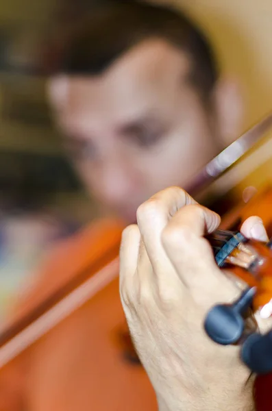 暗い背景に男性演奏ヴァイオリン — ストック写真