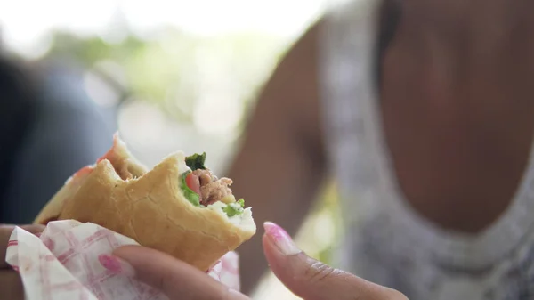 女人拿着多纳烤肉串三明治 不健康的快餐 — 图库照片