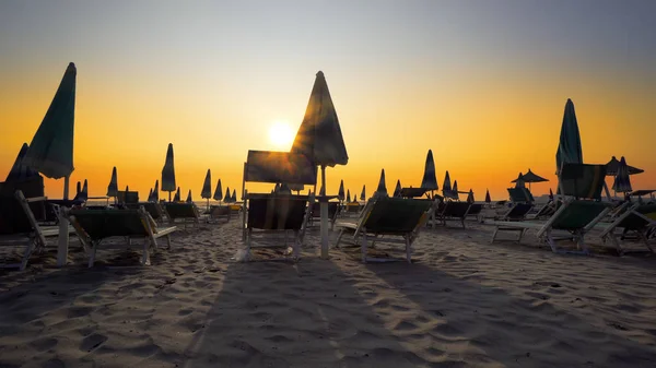 Wunderbarer Sonnenuntergang Leeren Strand Mit Liegestühlen Und Holzschuppen — Stockfoto