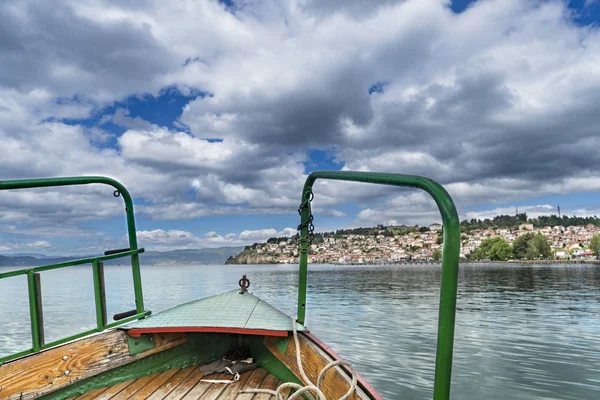 游客渔船乘坐波夫与美丽的奥赫里德老城区在马其顿的看法 — 图库照片