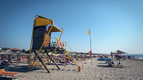 Durres, Arnavutluk - Ağustos, 2017 yaklaşık: hayat koruma kule üzerinde lüks beach resort, Arnavutluk'ta Durres 