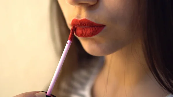 Jeune Femme Appliquant Rouge Lèvres Rouges Sur Les Lèvres — Photo