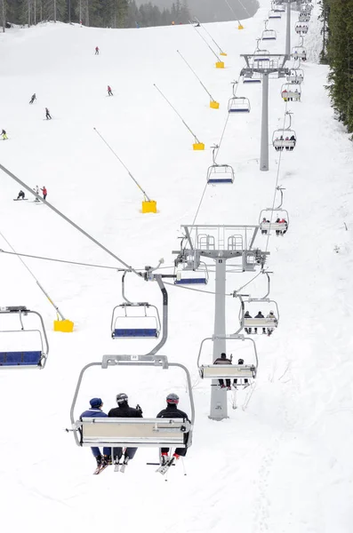 滑雪缆车携带滑雪者 — 图库照片