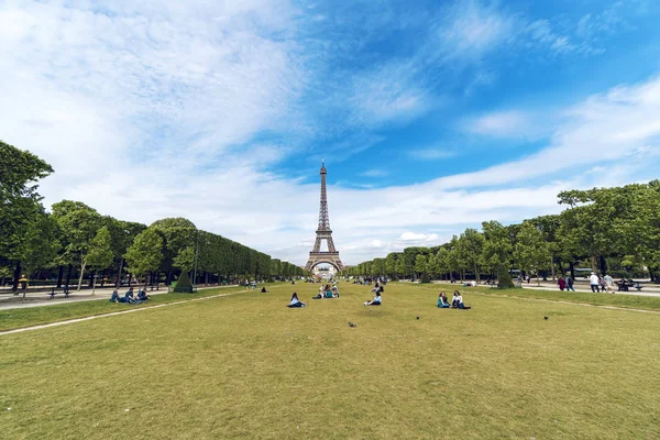Париж Франция Примерно Май 2017 Вид Людей Возле Эйфелевой Башни — стоковое фото