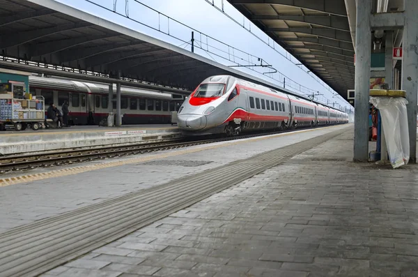 Treno Trenitalia Freccia Rossa Binario Della Mestrestation Venezia — Foto Stock