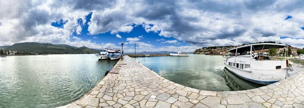 奥赫里德城市和湖泊的全景与挥舞马其顿国旗和几艘船 — 图库照片