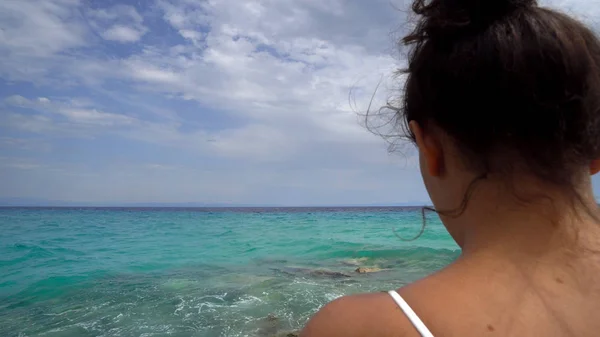 Visão Traseira Menina Sentada Praia Fundo Mar — Fotografia de Stock