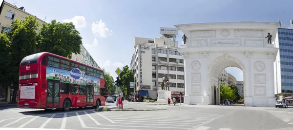 Skopje Makedonien Circa Okt 2015 Trafik Och Dubbeldäckare Buss Framför — Stockfoto