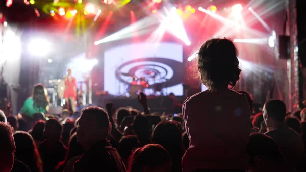 Mädchensilhouette Auf Schultern Die Beim Konzert Tanzt Öffentliches Konzert Kein — Stockfoto