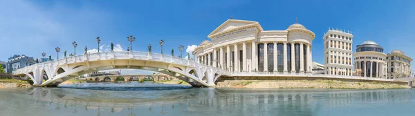 Increíble Panorama Puentes Skopje Museo Arqueológico Contra Cielo Azul — Foto de Stock