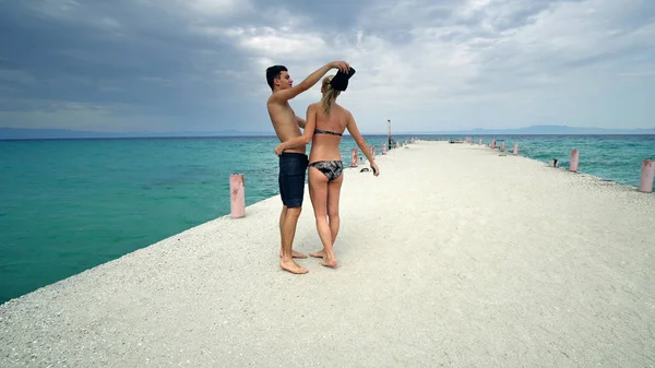 Romantisches Glückliches Paar Das Spaß Auf Der Strandmole Hat — Stockfoto