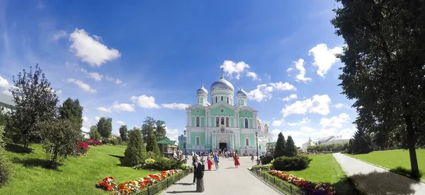 Diveevo ロシア連邦 2016 三位一体大聖堂の聖トリニティ セラフィム Diveevo 修道院で神の典礼に近い未知の巡礼者 — ストック写真