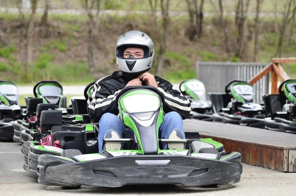 Jeune Homme Ajuster Casque Sur Kart Car Sur Une Piste — Photo