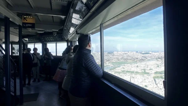 Paris Frankrike Maj 2017 Turist Tittar Staden Från Eiffeltornet — Stockfoto