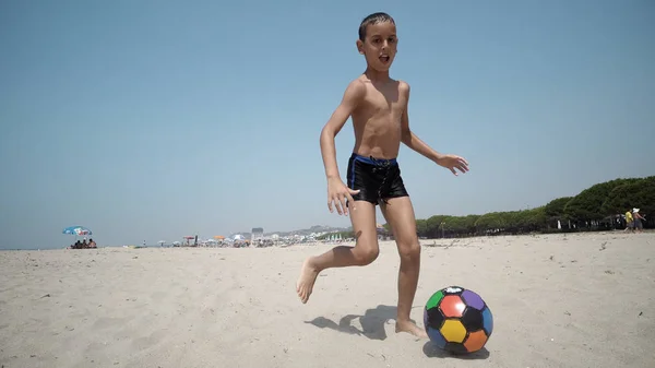 Junge Spielt Tagsüber Fußball Strand — Stockfoto