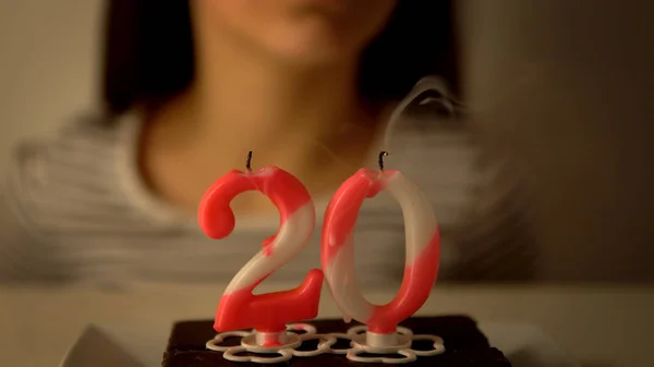 Jeune Femme Célébrant Son 20E Anniversaire Soufflant Des Bougies Sur — Photo