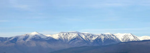 全景图的雪山脉景观与蓝蓝的天空 — 图库照片