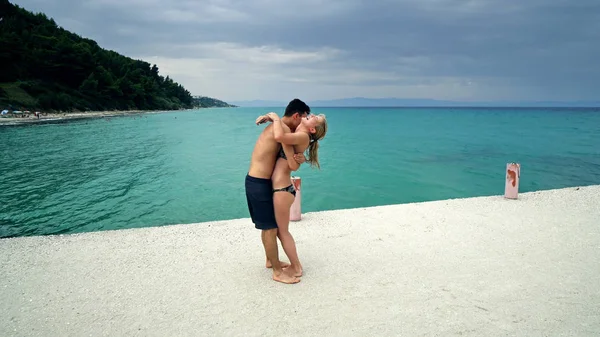 ビーチ桟橋上で楽しんでロマンチックな幸せなカップル — ストック写真