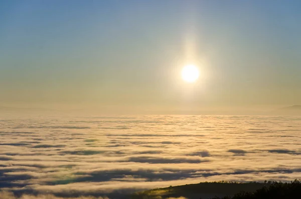 Puesta Sol Vista Sobre Colorido Valle Lleno Niebla Densa Color —  Fotos de Stock