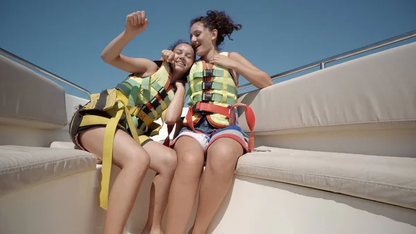 Dos Chicas Disfrutando Viaje Barco Bailando —  Fotos de Stock