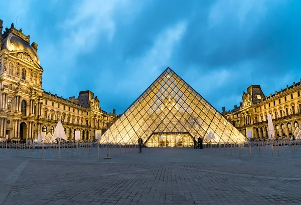 2017 年頃のパリ フランス 照らされたルーヴル美術館ピラミッド 博物館への入り口 — ストック写真