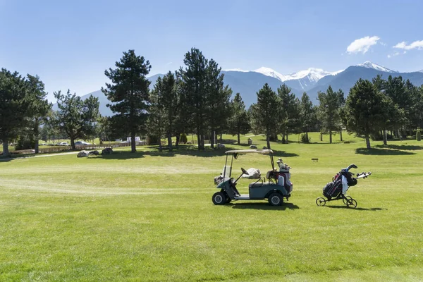 Campo Golfe Com Carrinho Golfe — Fotografia de Stock