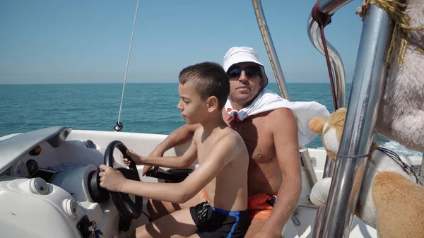 Yachtkapitän Hand Yachtlenkrad Lokaler Mann Bringt Kleinem Jungen Bei Wie — Stockfoto