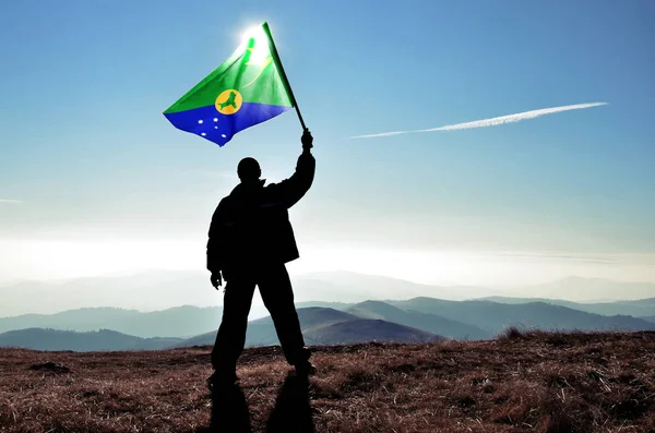 Silhueta Homem Segurando Acenando Bandeira Ilha Natal Topo Pico Montanha — Fotografia de Stock