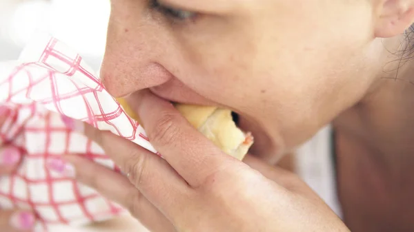 Vrouw Döner Kebab Eten Tijdens Lunch Fast Food Concept — Stockfoto