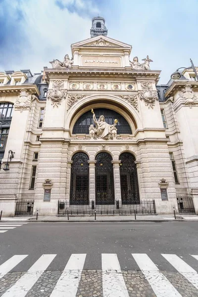 フランス 2017 パリの大通りデ顕著に Bnp パリバのビュー Bnp パリバは フランスの銀行 パリに本社を置く金融サービス会社 — ストック写真