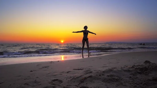 Γυναίκα Περπάτημα Έξω Στον Ωκεανό Χέρια Ανοιχτά Φόντο Ηλιοβασίλεμα Έννοια — Φωτογραφία Αρχείου