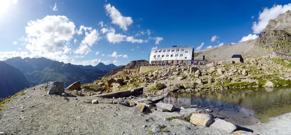 Panorama Des Bergsees Aln Vittorio Emanuele Und Schutzhütte Auf Expedition — Stockfoto