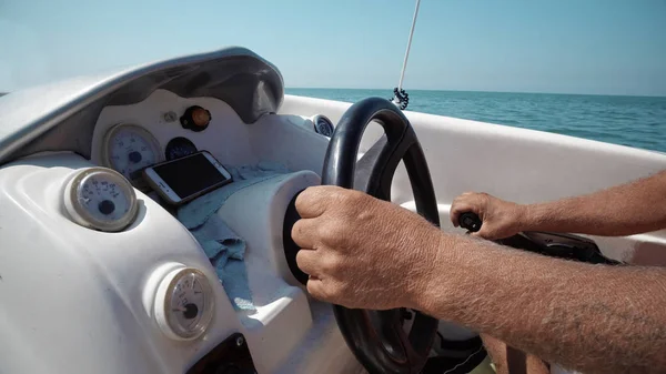 Primo Piano Skipper Mani Girando Volante Barca Vela — Foto Stock