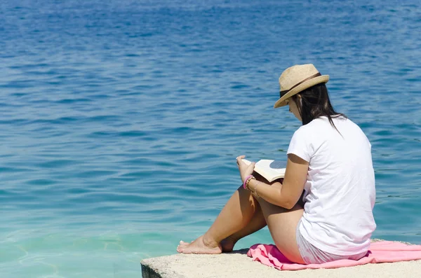 Portret Van Een Jonge Brunette Ontspannen Het Strand Haven Het — Stockfoto