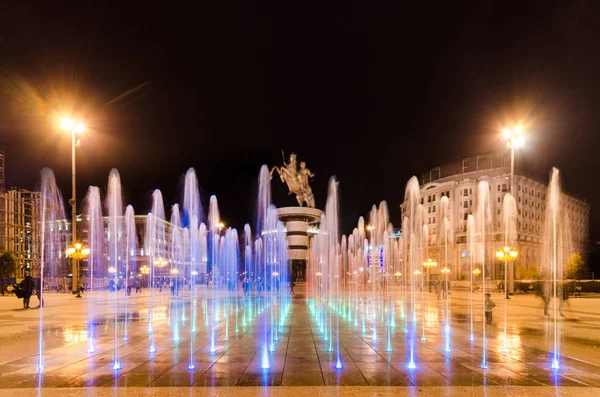 Skopje Macedonia November 2016 Dancing Fountains Illuminated Nighttime Square Macedonia — Stock Photo, Image